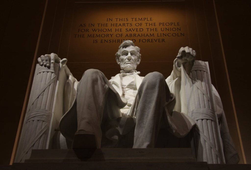 abraham lincolcn statue inspirational leaders